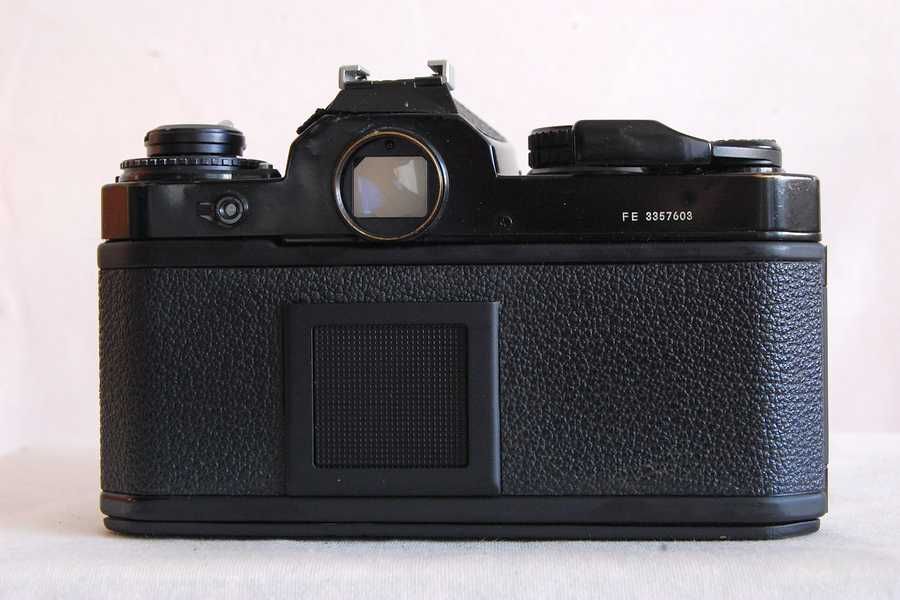 Aparat foto film clasic nikon fe cu obiectiv nikkor 2.8 35