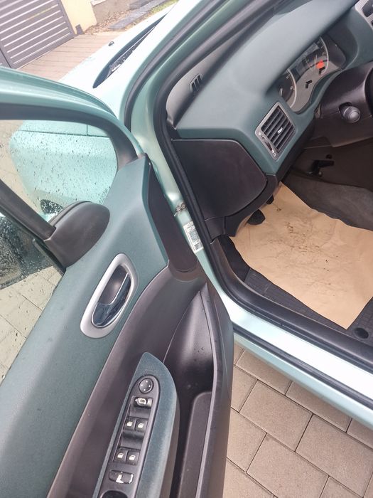 Vând Peujot 307 HDI