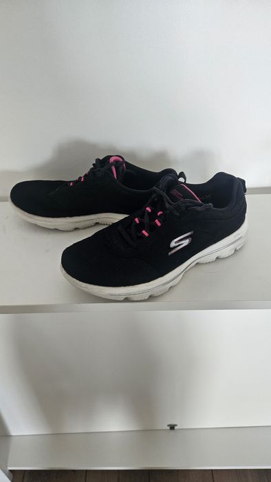 Кроссовки женские спортивные