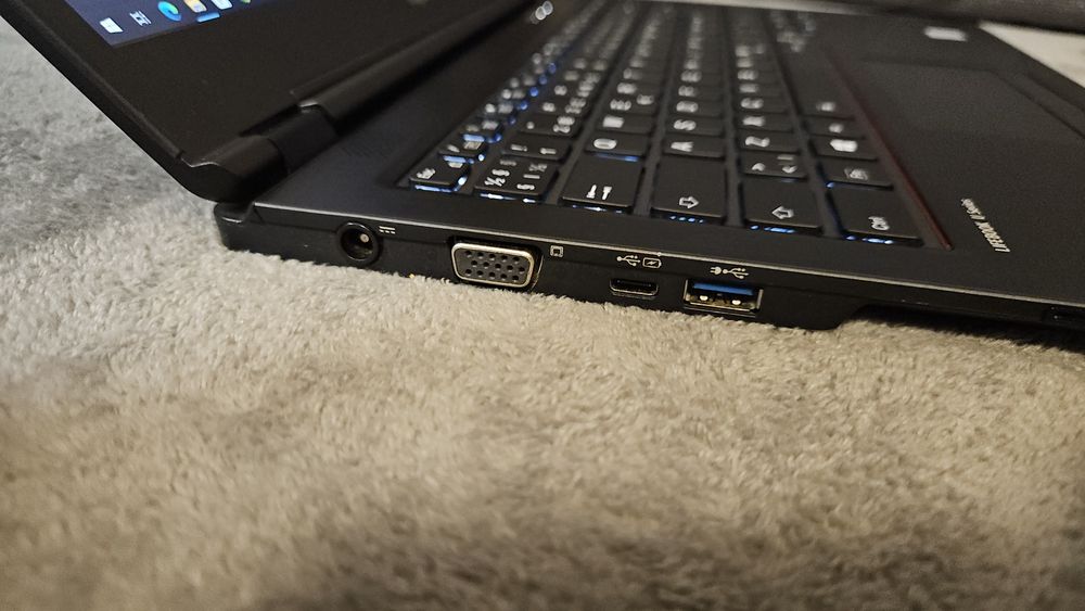 Fujitsu u747, i5 6200u, 16gb ddr4, 256gb NVME