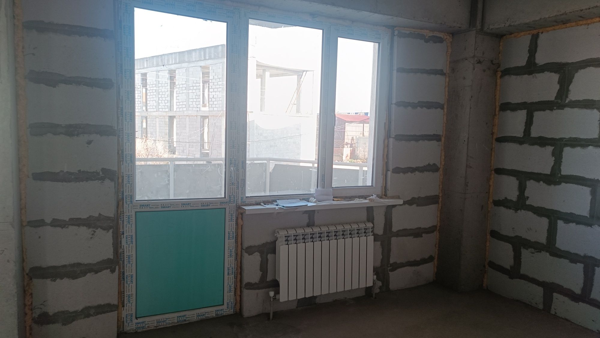 Продам пластиковые окна с дверью на балкон
