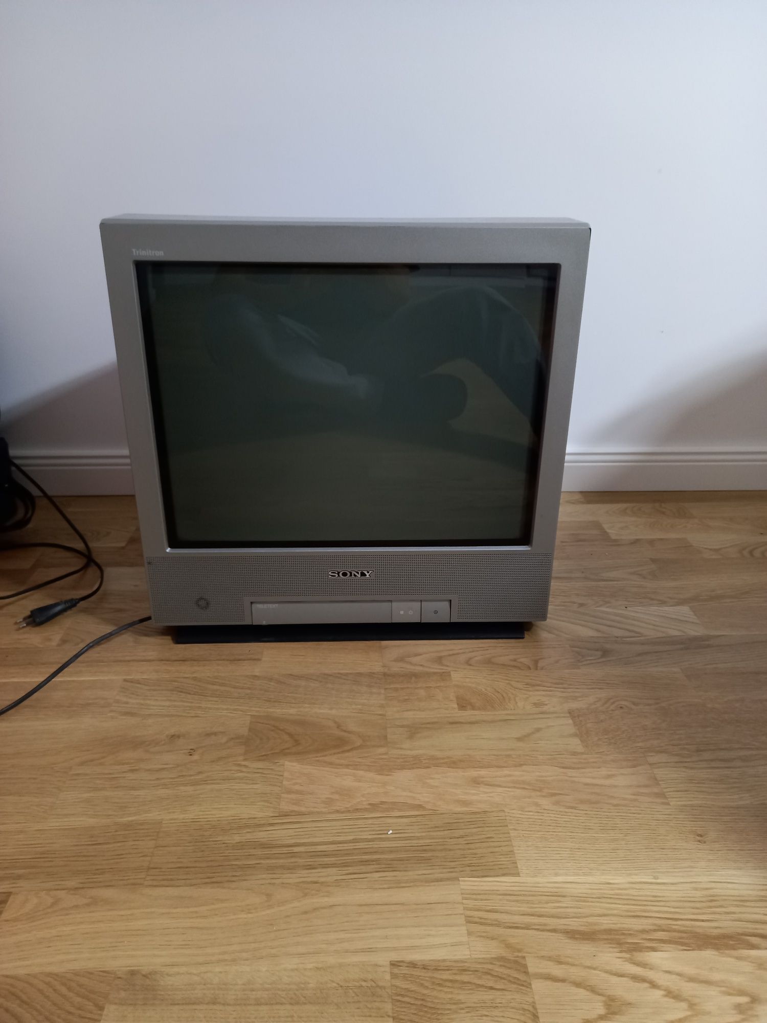 Televizor Sony Trinitron cu diagonala de 54 cm.