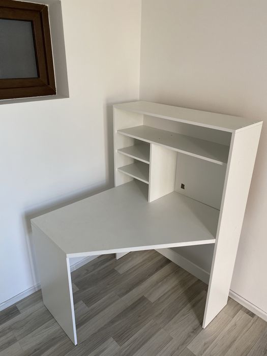 Birou din PAL pe colt