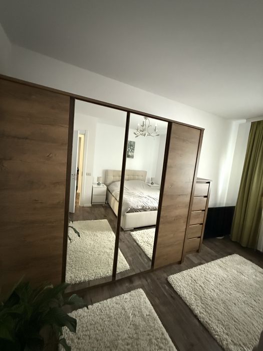 Vand dulap patru usi in stare folosita pret 400 lei si comoda 400 ron