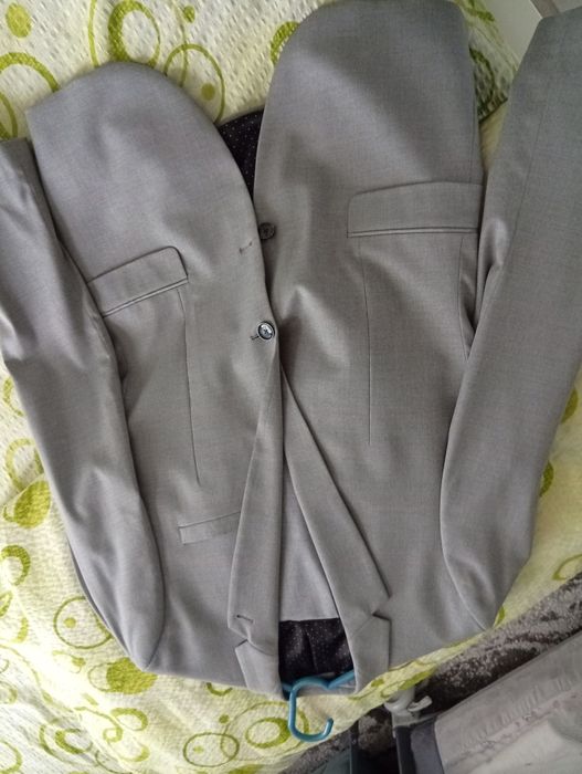 Vând costum bărbați