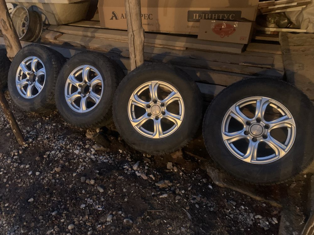 Продам титанки  с шинами и без всесезонка R 17 или обмен на R-16, R-15