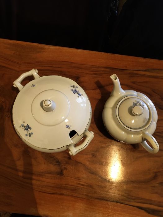 Стари Български порцеланови супник и чайник...