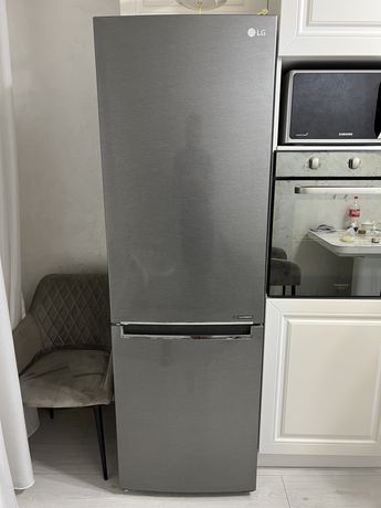 Холодилник двухкамерный LG