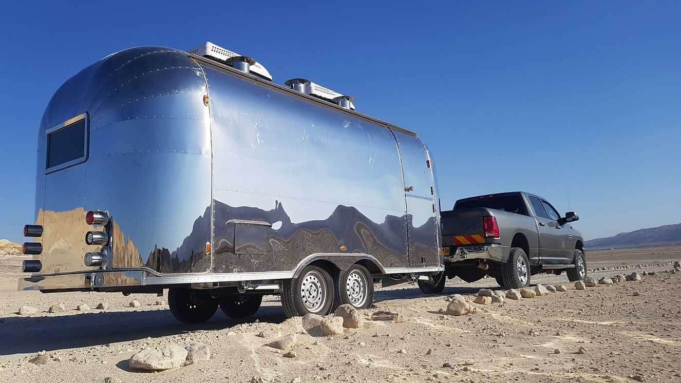 Каравани и кемпери за бързо хранене ( Food - Truck )Airstream 5.8M