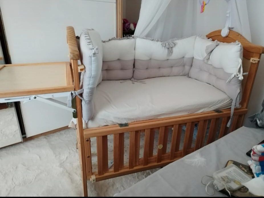 Pătuț bebeluș din lemn cu saltea inclusa și masa de înfășat atașată!