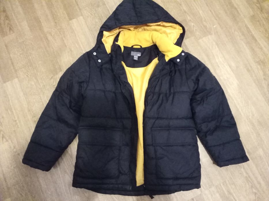 Geaca H&M, marimea 152, unisex, de culoare negra si portocaliu.