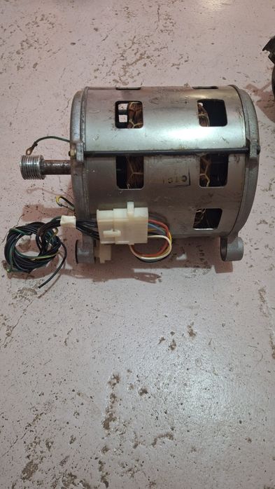 Vând un motor electric la 100 de dolari bucata.