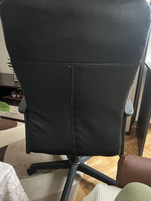 Стол за бюро на колелца