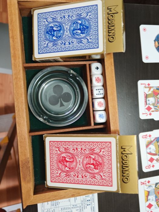 Vind un set de cărți de poker