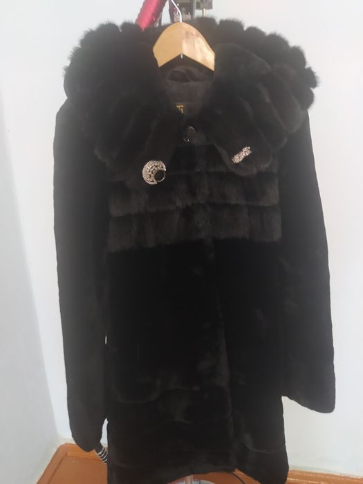 Продам шубу мутон,отделка норка в отличном состоянии р 44.