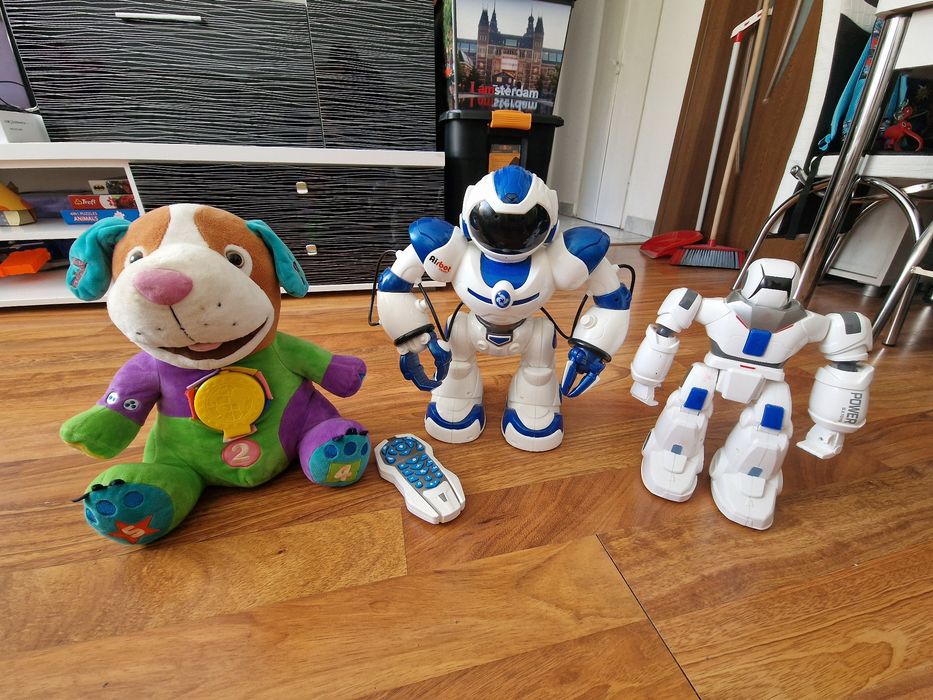 Roboti cu telecomanda si Ursuletul povestitor