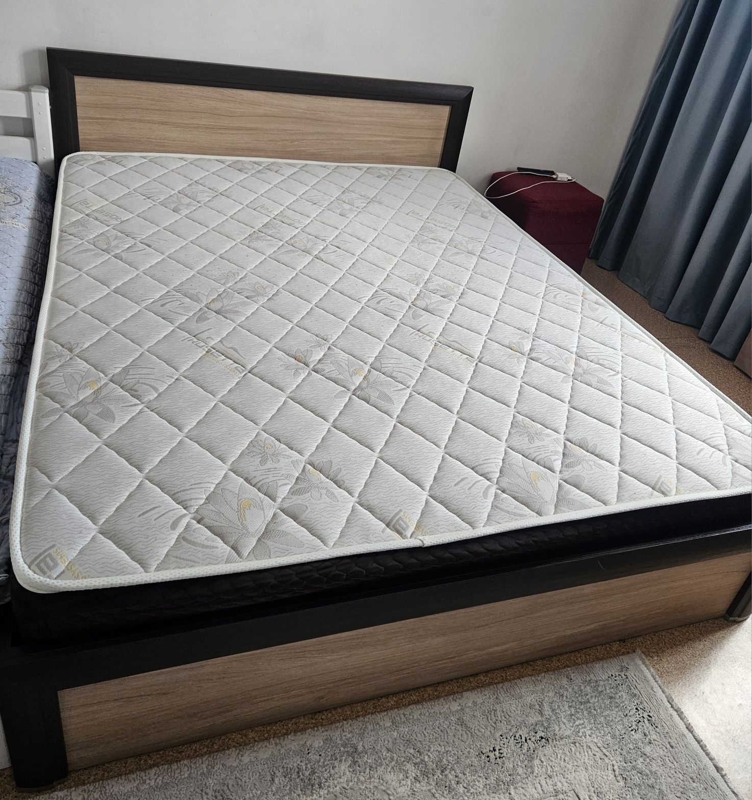 Продам спальную кровать со спальным матрасом