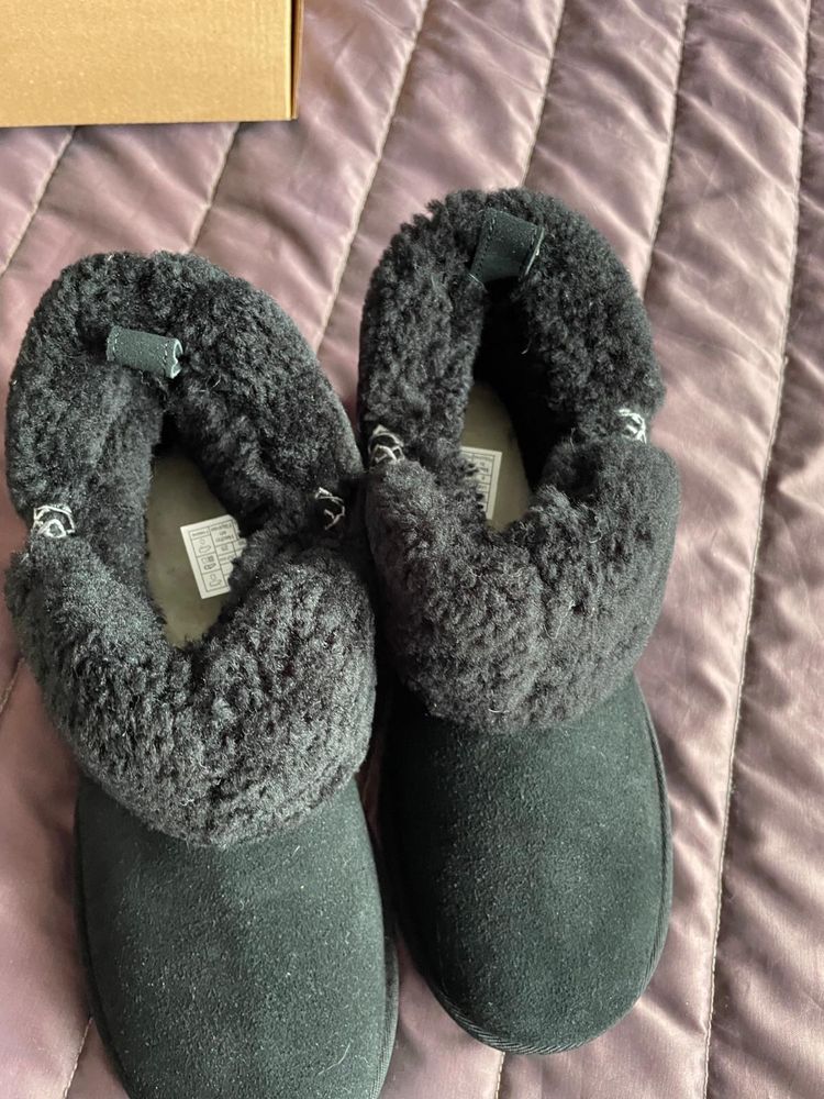 Vand o pereche UGG model nou, din America, marimea 40, noi, cadou