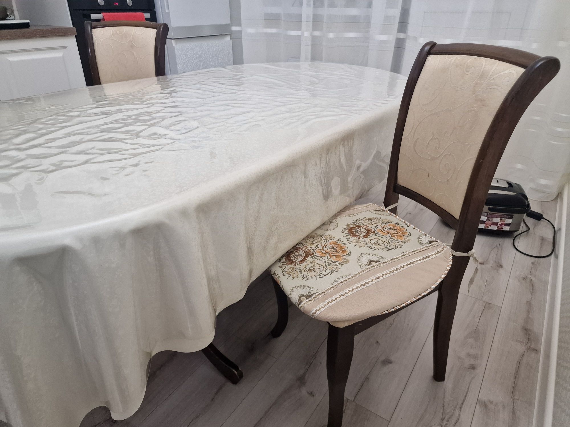 Продаётся стол и 2 стула