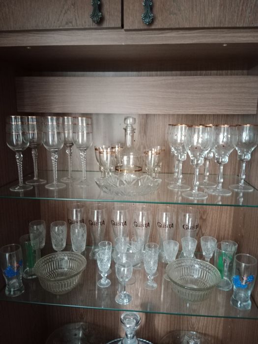 Сервант с посудой