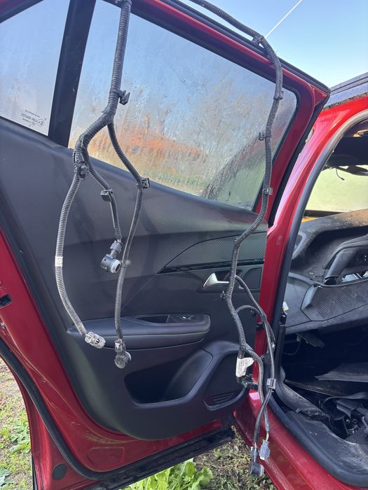 Заден капак ( Пета врата ) с камера Peugeot 2008 GT line 2023г