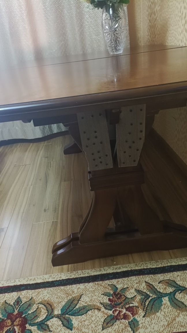 Стол гостиный 4м и кухонный круглый стол продам