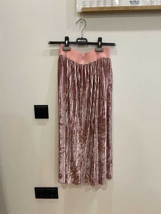 Плиссированная розовая юбка миди