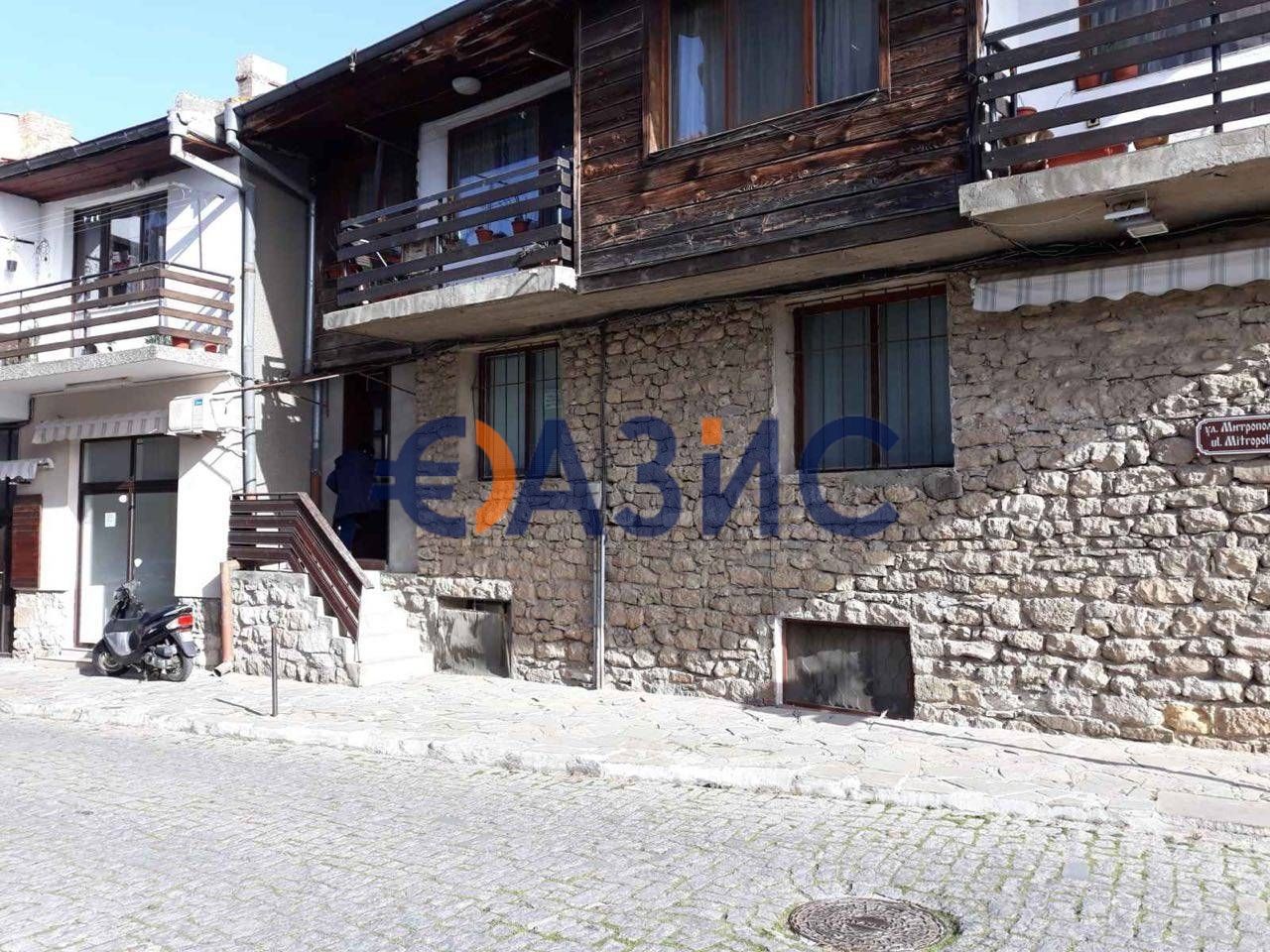 Половината от двуетажна къща в Стария град на Несебър,188 кв. м + двор