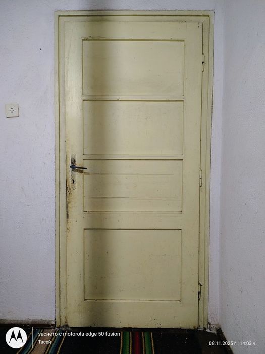 Продавам стара дограма, прозорци и врати, 30 лв, и 70 лв.