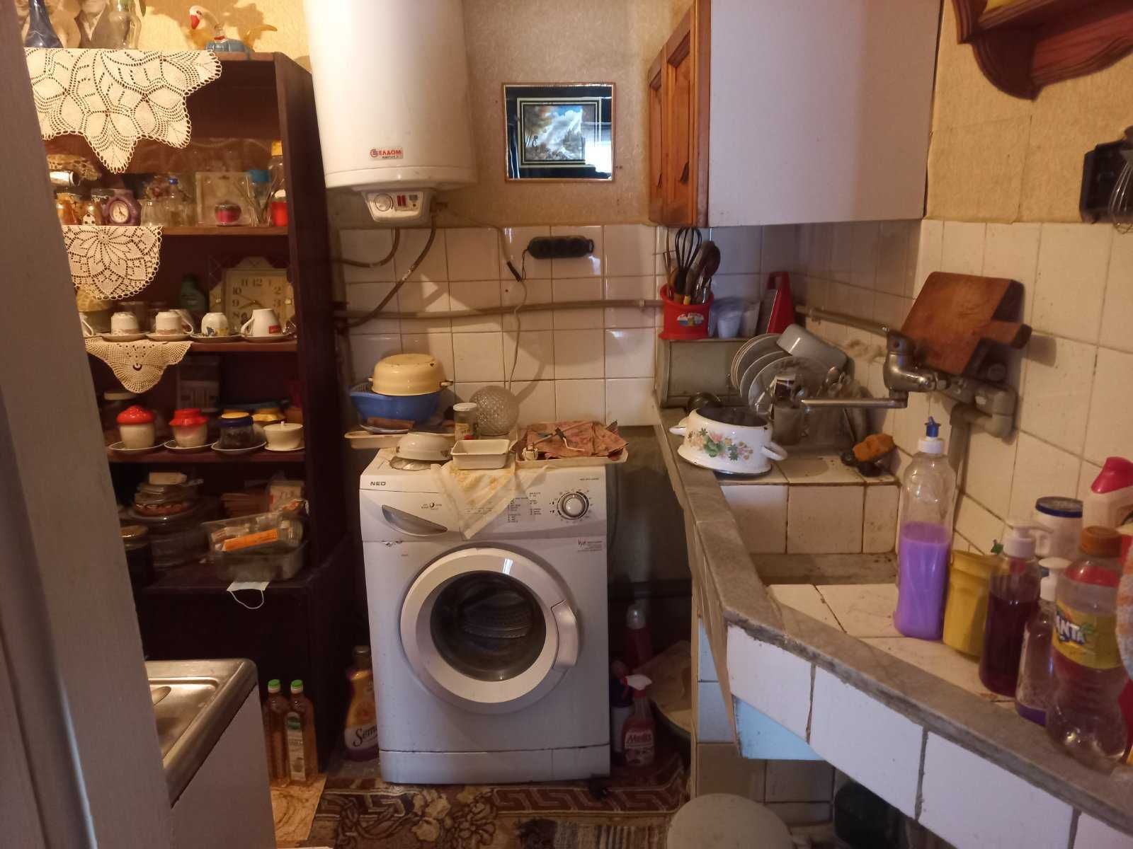 Продавам къща в идеален център с 4 стаи и два входа.