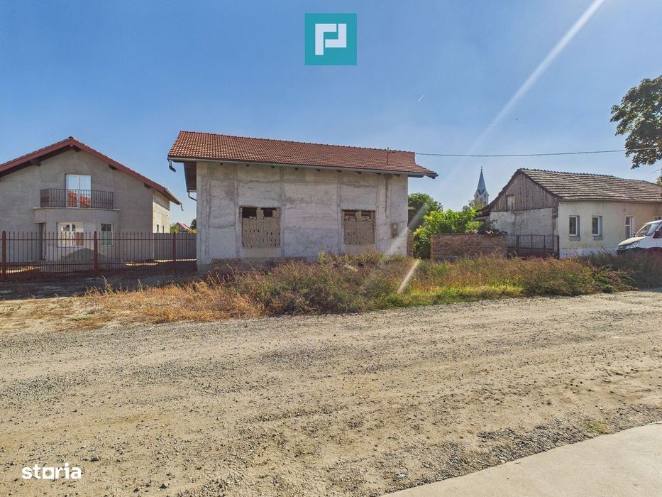 Casă la roșu cu 4 camere de vânzare