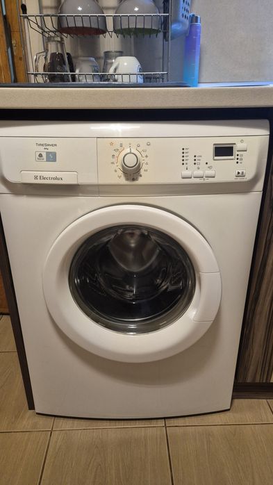 Продавам работеща пералня Electrolux