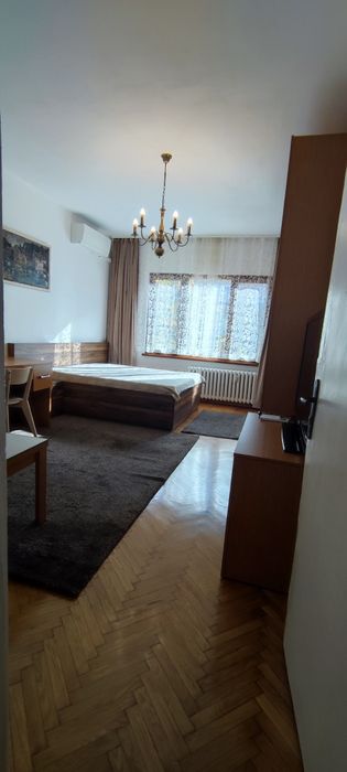 Отдава под наем двустаен апартамент в центъра на София