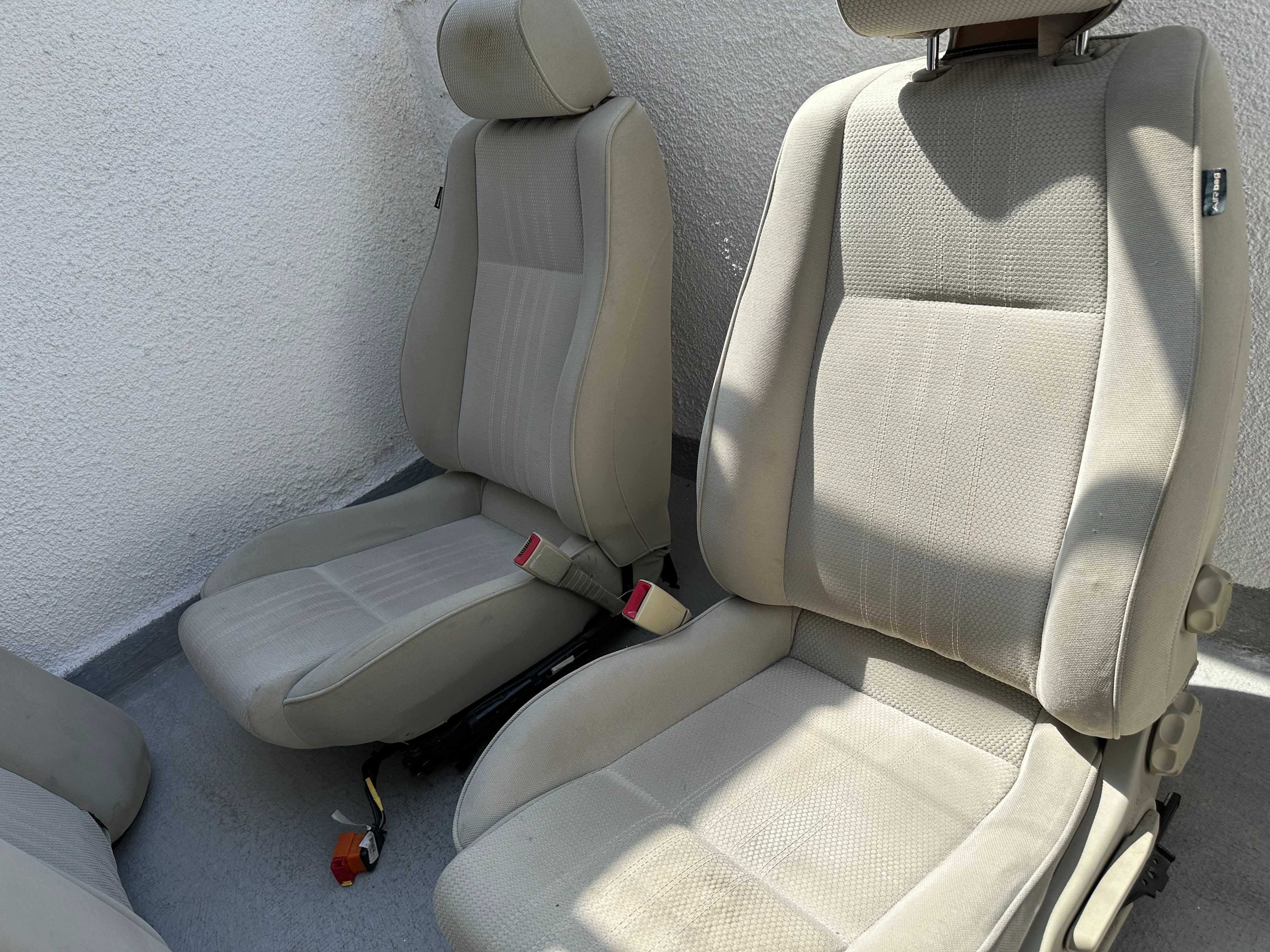 Alfa Romeo 159 Седан - предни и задни седалки