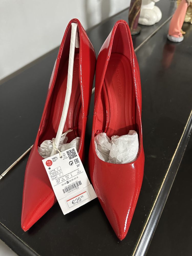 продам новые красные туфли на высоком каблуке