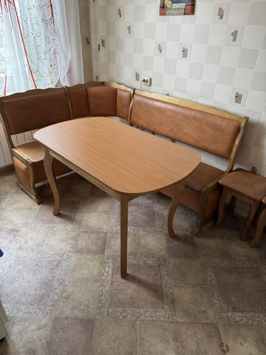 Кухонный стол угловой диван и стулья