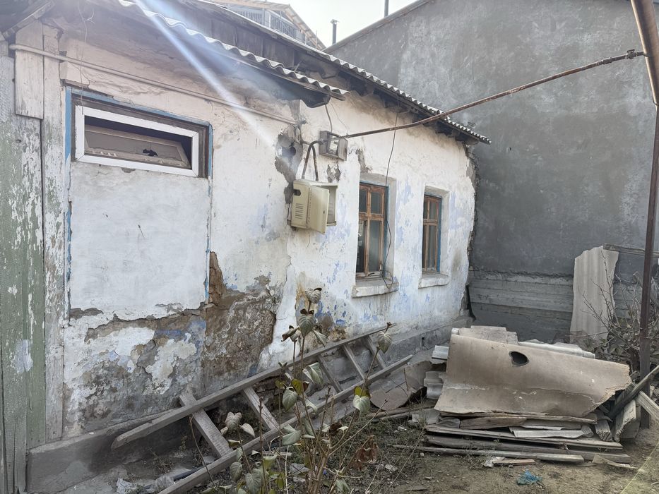 3 хонали ховли ижарага берилади. 6 сотих ери бор. Метро олдида