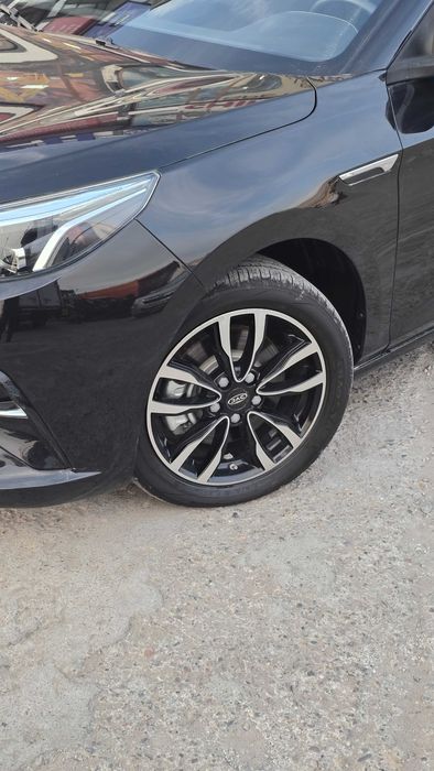 JAC j7 kuchli dvigitek, dizayn va yuqori tezlik