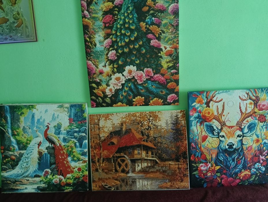 Vând tablouri făcut de mână manual forte frumoase pentru detalii