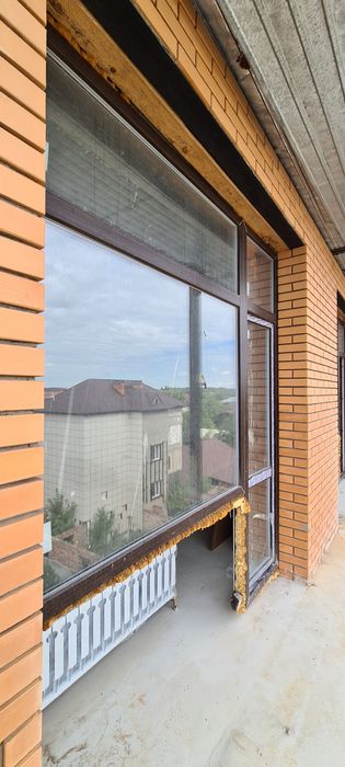 Окна пластиковые двухкамерные, снаружи коричневые снутри белый профиль