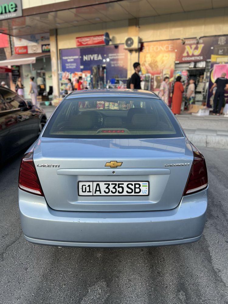 Lacetti 1.8 sotiladi