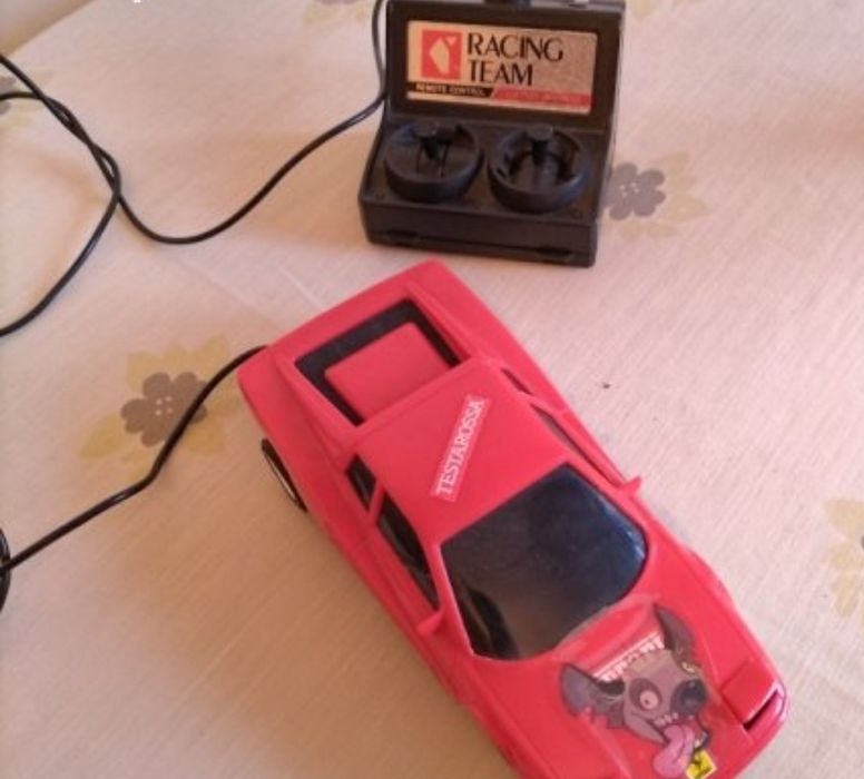 Детска играчка-лека кола с дистанционно управление.