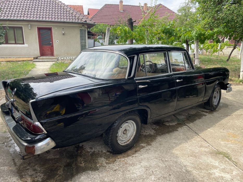 Mercedes-Benz W111 220S