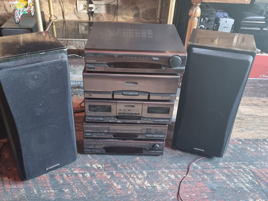 Vând  combina  Pioneer 
Aceasta vine cu 2 boxe 
Pentru mai multe detal