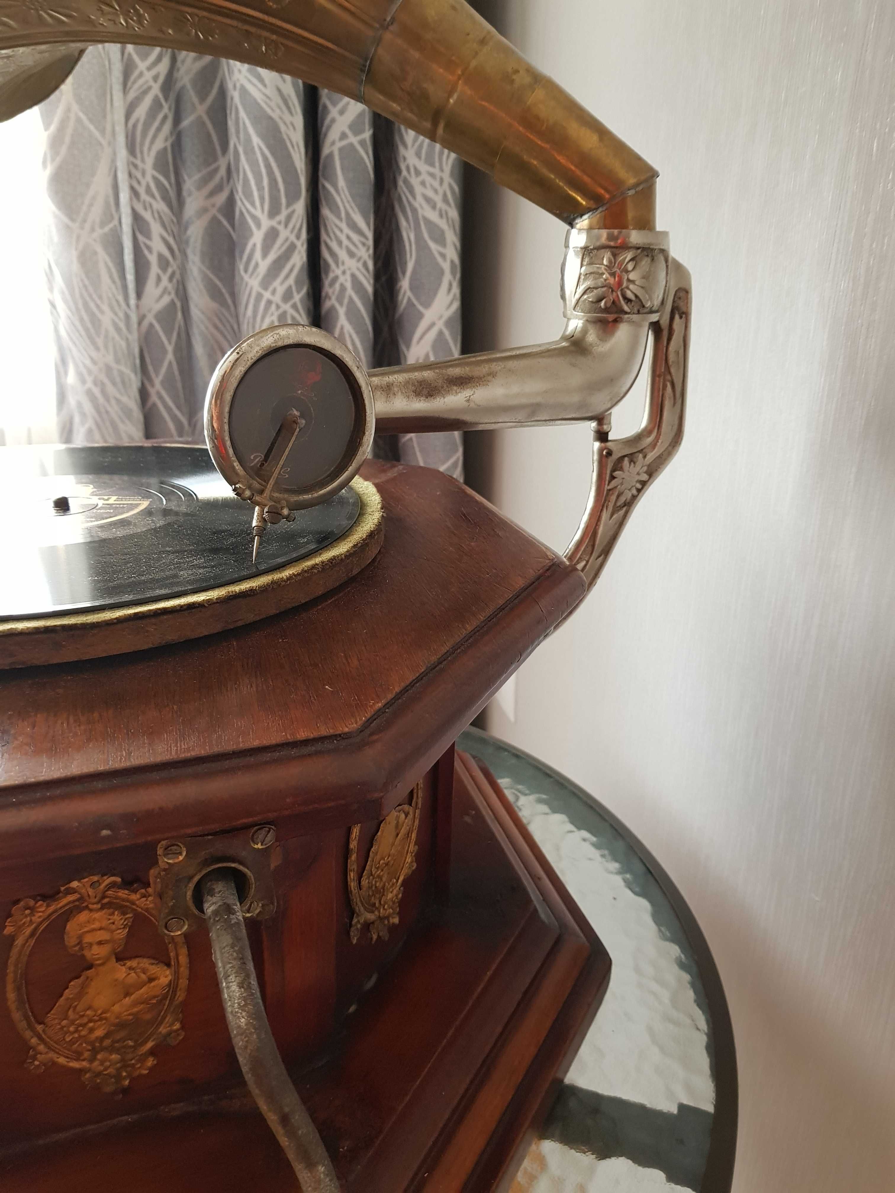 Стар грамофон с манивела с външна фуния
