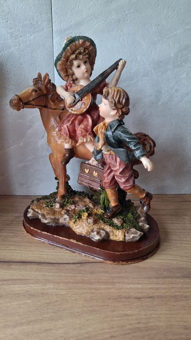 Фигурка - статуетка  на две деца с кон