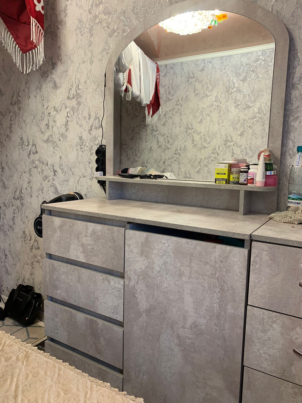 Продаётся спальня кровать и комод с зеркалом