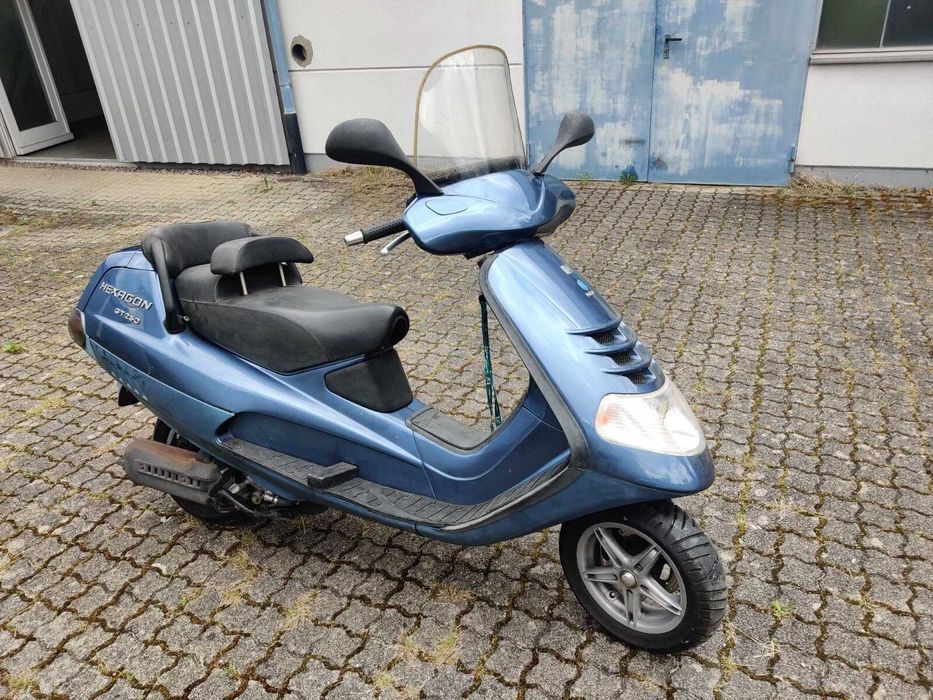 Scuter Piaggio Hexagon 31000Km de 250 cmc.