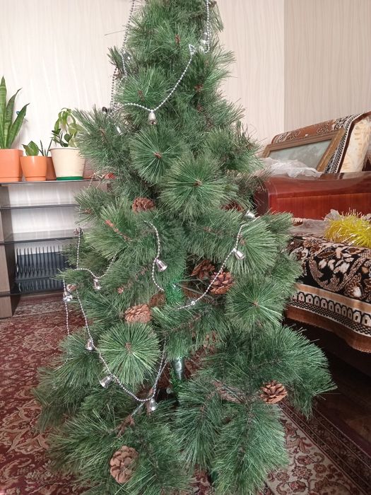 Продам  новогоднюю ёлку 120 и 50 см высотой и ёлочные игрушки,