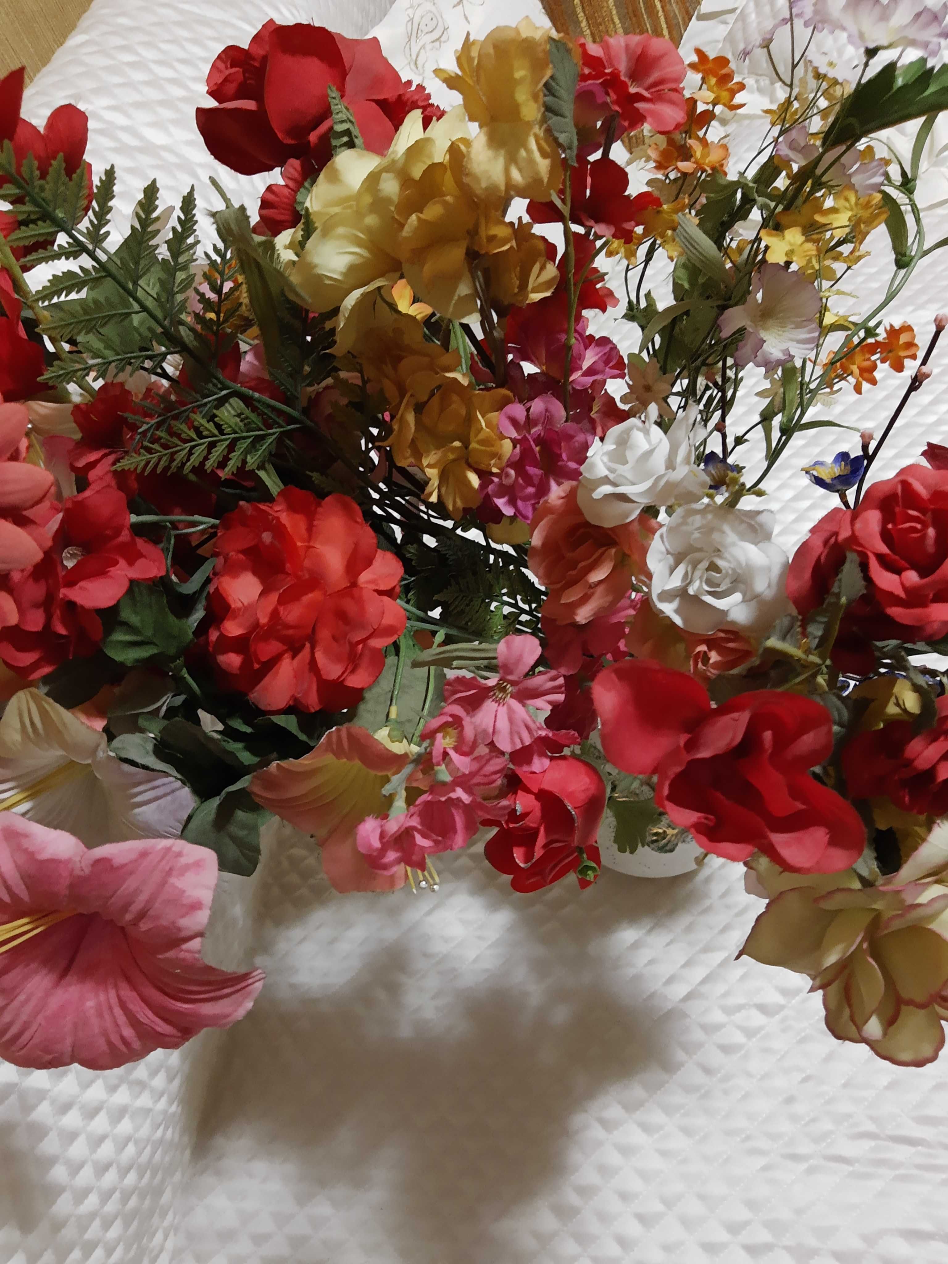 Цветя 32 бр.изкуствени в керамична ваза ръчна изработка